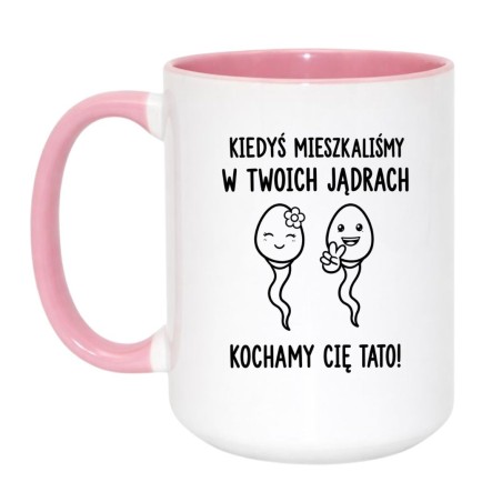 Biało Różowy Kubek 450 ml Dla Taty z Napisem Kiedyś mieszkaliśmy w Twoich jądrach. Kochamy Cię Tato!