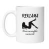 Kubek z napisem „Reklama – czas na szybki numerek” i grafiką kobiety