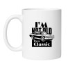 Kubek z hasłem „I’m not old, I’m a classic” w stylu motoryzacyjnym.