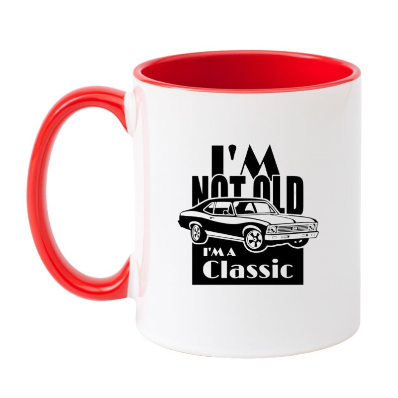 Kubek biało-czerwony 330 ml z napisem „I’m not old, I’m a classic” i rysunkiem auta.