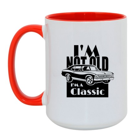 Kubek biało-czerwony 450 ml z tekstem „I’m not old, I’m a classic” i rysunkiem muscle car.