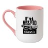 Elegancki kubek biało-różowy 330 ml z nadrukiem „I’m not old, I’m a classic” jako prezent z humorem.