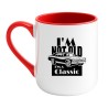 Elegancki kubek biało-czerwony 330 ml z napisem „I’m not old, I’m a classic” i grafiką auta vintage.