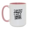 Kubek biało-różowy 450 ml z napisem „I am not crazy, I am a limited edition”.