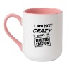 Elegancki kubek biało-różowy 330 ml z napisem „I am not crazy, I am a limited edition”.