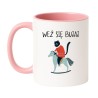 Kubek biało-różowy 330 ml ze śmieszną grafiką – kot na koniu, kubek dla fanów humoru.