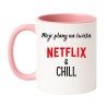 Kubek biało-różowy 330 ml z nadrukiem – zabawny kubek z motywem Netflixa, świetny prezent świąteczny.